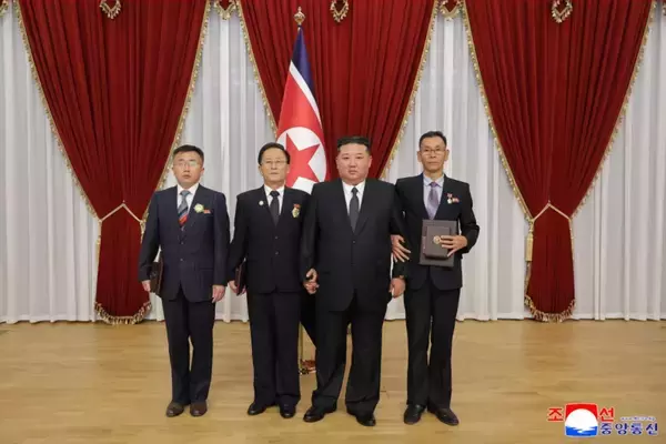 体重140キロ、金正恩氏の「巨大な体躯」が際立つ…兵器開発の科学者ら表彰