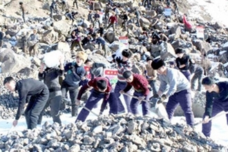 「凍てつく川の中に住民を追いやり…」金正恩の”強制動員”経済が限界