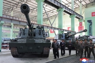 北朝鮮、新型155ミリ自走砲を公開　「射程60キロ超」強調の狙い