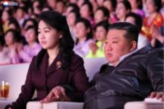 「愛するお嬢様」の手を握り虚ろな表情の金正恩氏