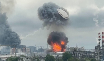 「吹き飛ぶ石油タンク」ウ軍のモスクワ攻撃で製油所が火の海に