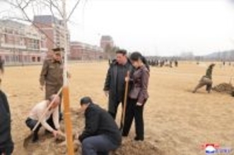 金正恩氏、海外戦死者遺族の住宅地域で植樹行事