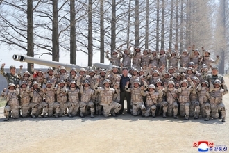 金正恩氏、「太陽節」に参拝せず砲撃訓練を視察　