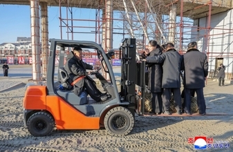 フォークリフトで娘を持ち上げる金正恩氏、訪れた場所は…