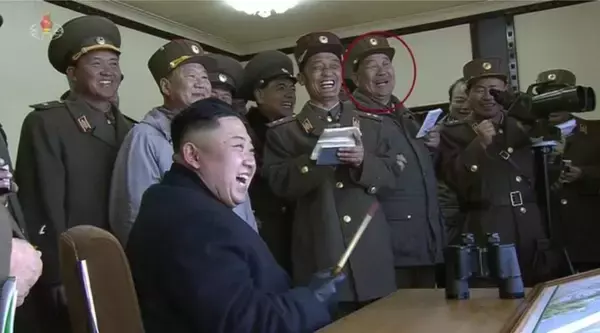 「居眠りして公開処刑」された北朝鮮軍高官が笑顔で再登場した理由