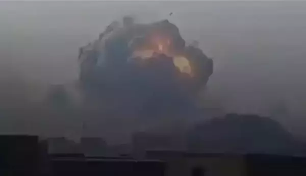 米軍、イランで「巨大爆弾」使用か　テヘラン西部にキノコ雲