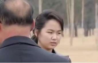 スコップを手に不機嫌なジュエ…父・金正恩との「後継者修業」で疲れか