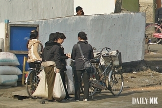 北朝鮮通貨、対米ドルで４割下落…物価は急騰・食糧不安も