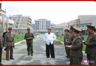 金正恩氏、温泉リゾートの建設現場を現地指導