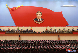 北朝鮮で「巨大肖像画」の補修作業