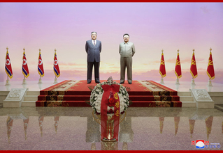 「太陽節」に際して北朝鮮高官らが錦繍山太陽宮殿を参拝