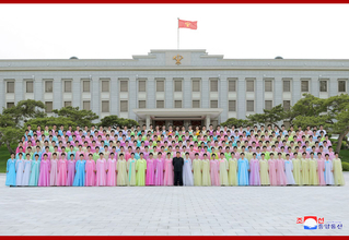 金正恩、軍人家族芸術サークル公演の参加者と記念写真