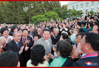 金正恩氏「建国７３周年祝賀行事」参加者と面会