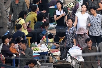 「助け合おう」「笑わせるな」北朝鮮の市場で当局VS女性商人の攻防