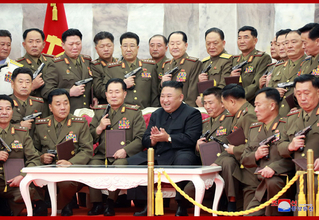 「コロナワクチン接種したら毒におかされる」北朝鮮軍に謎の論理