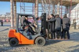 フォークリフトに乗った金ジュエ氏…セレブ路線から一転“後継者像”の労働演出？