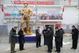 金正恩氏がロシア派遣兵を称える彫刻制作を指導