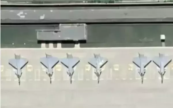 中国軍「謎の新型ステルス機」写真の正体は…米軍事メディアが報道