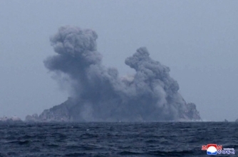 北朝鮮、日本海に向け核戦術兵器の発射訓練「４２０キロ圏内の敵に不安を」