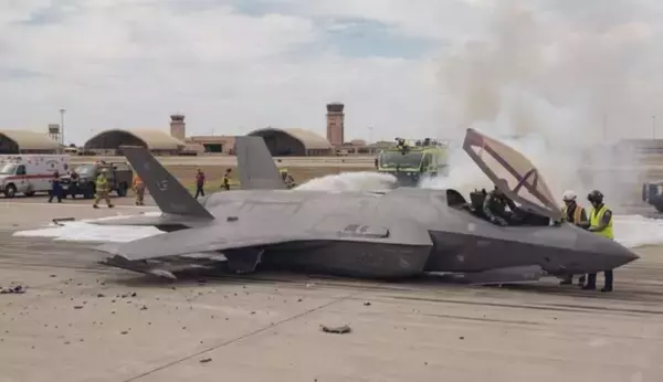 滑走路で横たわるF-35――実戦を”ネタ化”する認知戦の効果