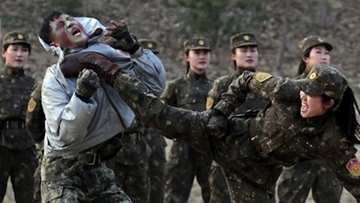 「爆笑」金正恩の前で…女性特殊部隊が“メイクばっちり” 対人戦闘の異様な光景