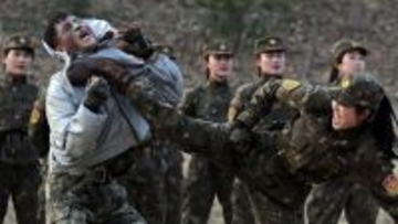 「爆笑」金正恩の前で…女性特殊部隊が“メイクばっちり” 対人戦闘の異様な光景