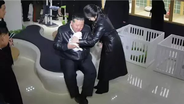 金正恩父娘の“異様な距離感”が波紋　北朝鮮内部で広がる後継観測