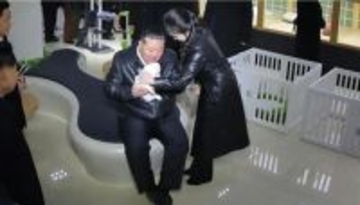 金正恩父娘の“異様な距離感”が波紋　北朝鮮内部で広がる後継観測
