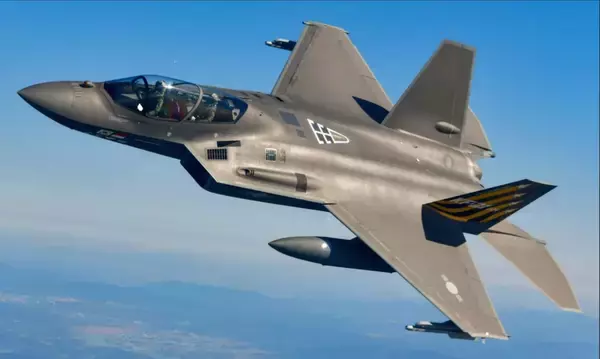 韓国の国産戦闘機KF-21、量産1号機を初出庫　実戦配備へ