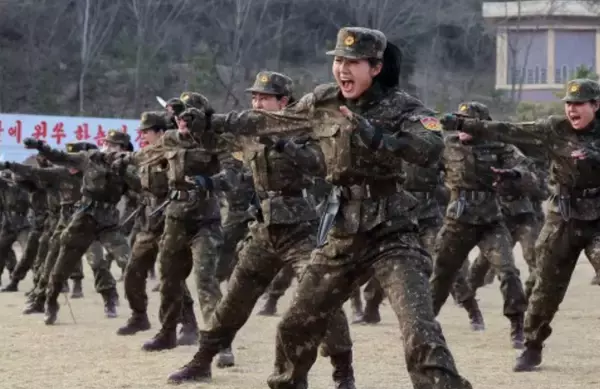 北朝鮮特殊部隊に「女性兵士」も　金正恩氏が訓練視察