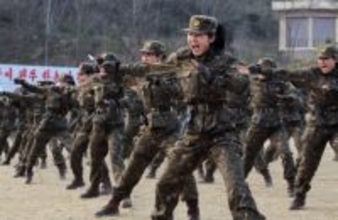 北朝鮮特殊部隊に「女性兵士」も　金正恩氏が訓練視察
