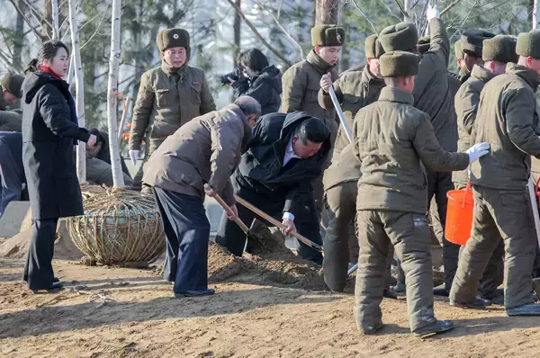 金正恩の娘を「触ってしまった」軍幹部の問題行動…不敬な態度で処刑の例も