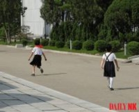 「行かない、行かない！」泣き叫ぶ少女を兵士が…北朝鮮”収容所連行”の生々しい場面