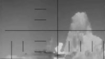 巨大な水柱が立ち上がり沈没…イラン軍艦を魚雷攻撃の瞬間映像