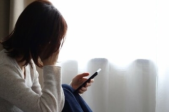 AIは孤立する若者たちのカウンセラーになり得るか？一見、思いやりに満ちた共感に要注意