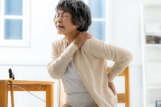 高齢女性の慢性的な痛みは「魚介菜食」でケア、キーワードは“抗炎症”