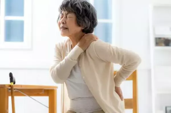 高齢女性の慢性的な痛みは「魚介菜食」でケア、キーワードは“抗炎症”