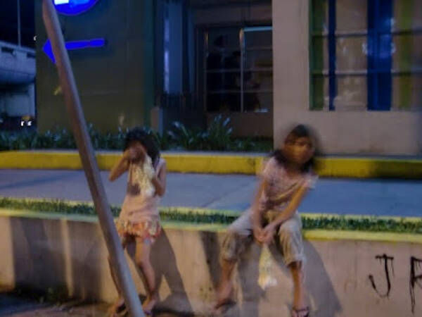 フィリピン 夜の路上に出没する サンパギータ売りの少女たち 13年6月3日 エキサイトニュース