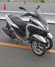 新感覚というより、違和感のなさにオドロキ！ 三輪スクーター、ヤマハ「トリシティ」に試乗した
