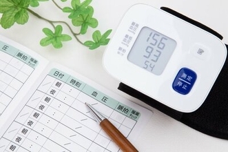 複数の降圧薬を飲んでも下がらない高血圧に新治療、「腎デナベーション」とは？