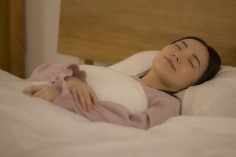 緑内障に優しい「寝る時の姿勢」とは？夜間眼圧を抑えるシンプルな方法