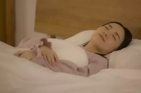 緑内障に優しい「寝る時の姿勢」とは？夜間眼圧を抑えるシンプルな方法