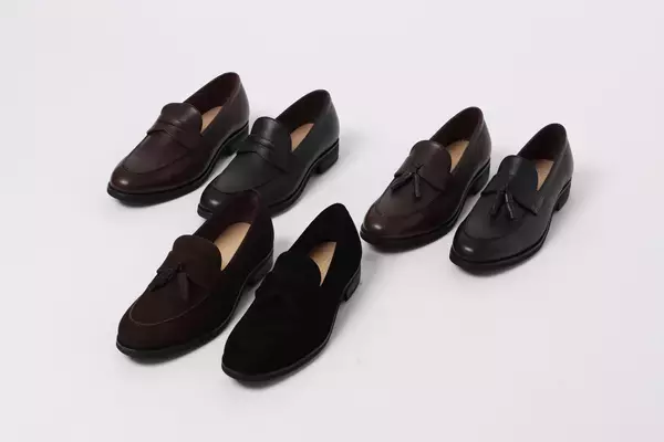 革靴の「硬さ」や「締め付け」から足を解放蒸れにくく素足でも快適な「アンラインドローファー」を発売