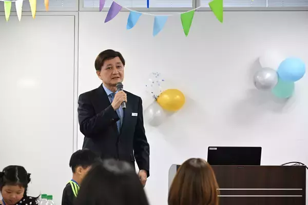 「AOKIホールディングス・AOKI、第2回「AOKIファミリーデー」を合同開催　子どもたちが「子ども商品開発部長」に就任！未来のスーツを企画・発表」の画像
