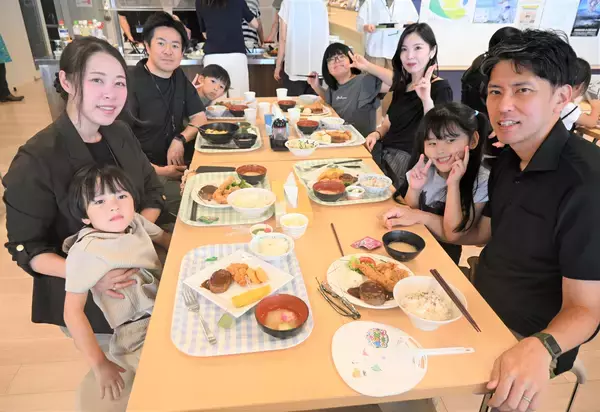 「AOKIホールディングス・AOKI、第2回「AOKIファミリーデー」を合同開催　子どもたちが「子ども商品開発部長」に就任！未来のスーツを企画・発表」の画像