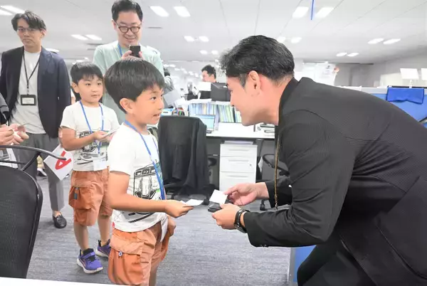 「AOKIホールディングス・AOKI、第2回「AOKIファミリーデー」を合同開催　子どもたちが「子ども商品開発部長」に就任！未来のスーツを企画・発表」の画像