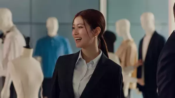 「三浦友和さん・水上恒司さん・生見愛瑠さんが「ビジカジ」で豪華共演！洋服の青山新CM「スーツだけじゃない」篇を3月16日（月）より全国放送」の画像