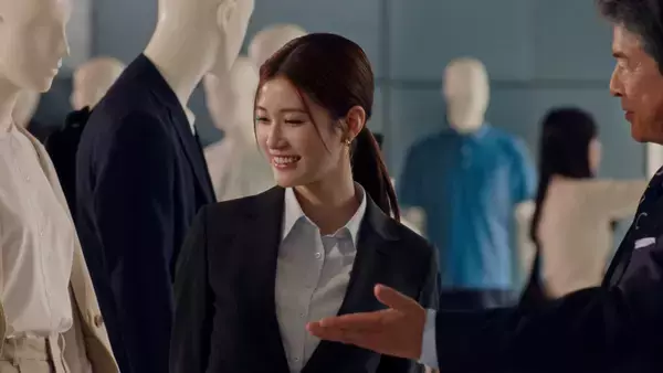 「三浦友和さん・水上恒司さん・生見愛瑠さんが「ビジカジ」で豪華共演！洋服の青山新CM「スーツだけじゃない」篇を3月16日（月）より全国放送」の画像