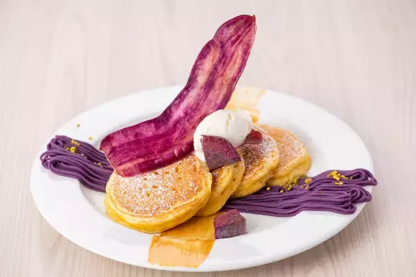 「ニューヨークレストラン「サラベス」秋の期間限定スペシャルメニュー「紫芋のパンケーキ」／「シュニッツェルサンド」」の画像