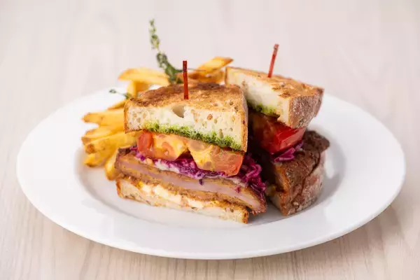 「ニューヨークレストラン「サラベス」秋の期間限定スペシャルメニュー「紫芋のパンケーキ」／「シュニッツェルサンド」」の画像